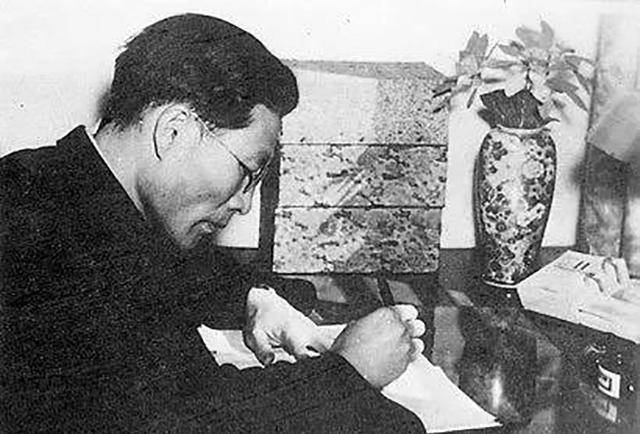 作家周立波一心为国,死后遗产全捐国家,妻子忍痛完成遗愿