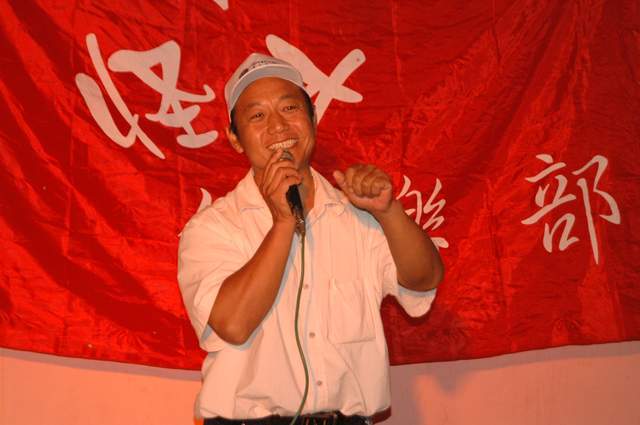 湖北宜昌出了个农民"打白佬",他用快板讲故事,搞笑幽默胜相声