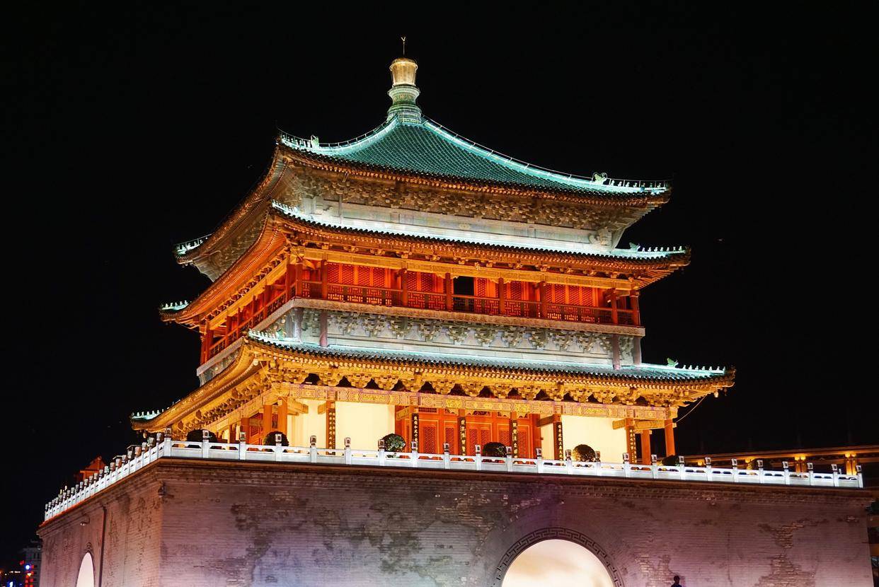 鼓楼的布局通常位于城市的中心地带,或重要交通节点,如南京鼓楼,位于