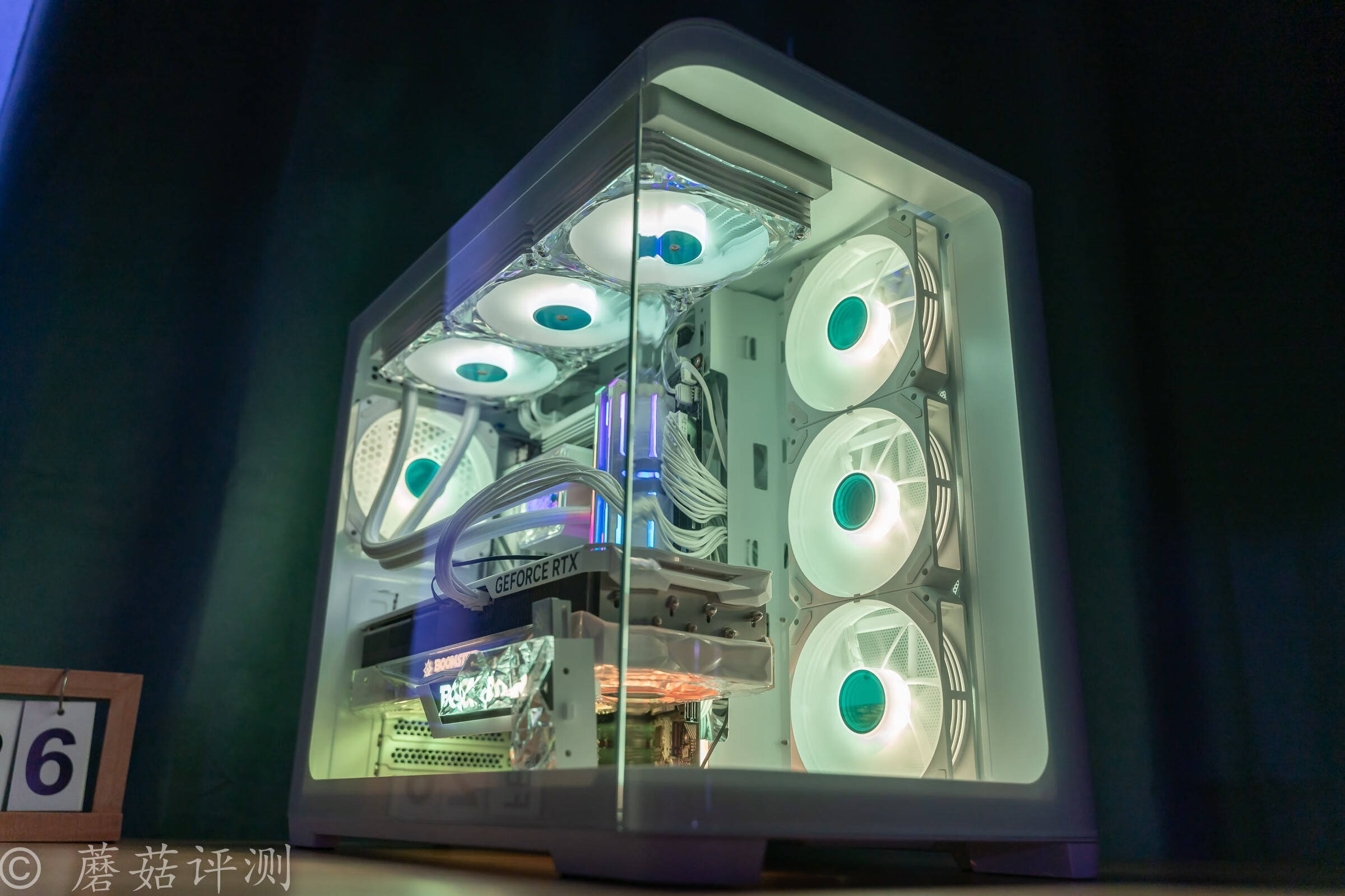 稍微弯曲一点点,视觉观感提升不止一点,先马轨迹海景房机箱 体验评测