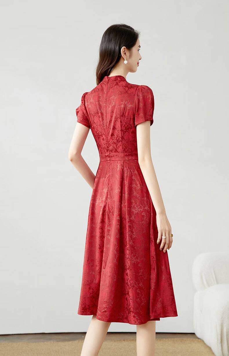 这条气质连衣裙,红色的绝美与惊艳,不管在什么时候都十分出众