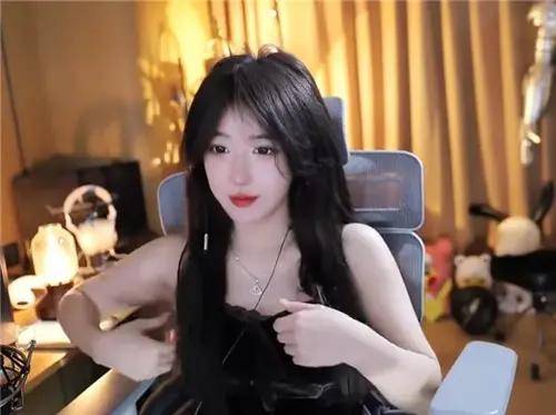 女主播呆妹儿领口犯规惹争议,扣分后放话超管:逼我离场,别后悔!