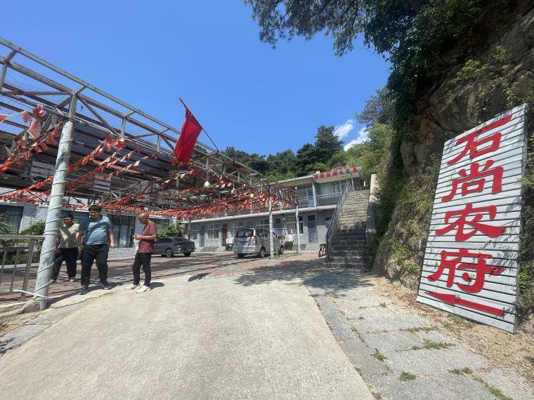 天津蓟县盘山石尚农府农家院露台可见挂月峰,平日仅120住宿三餐!