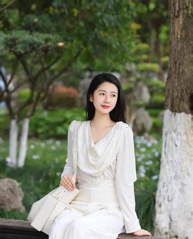 东南大学校花走红,颜值超越刘亦菲,校园女神大杀四方