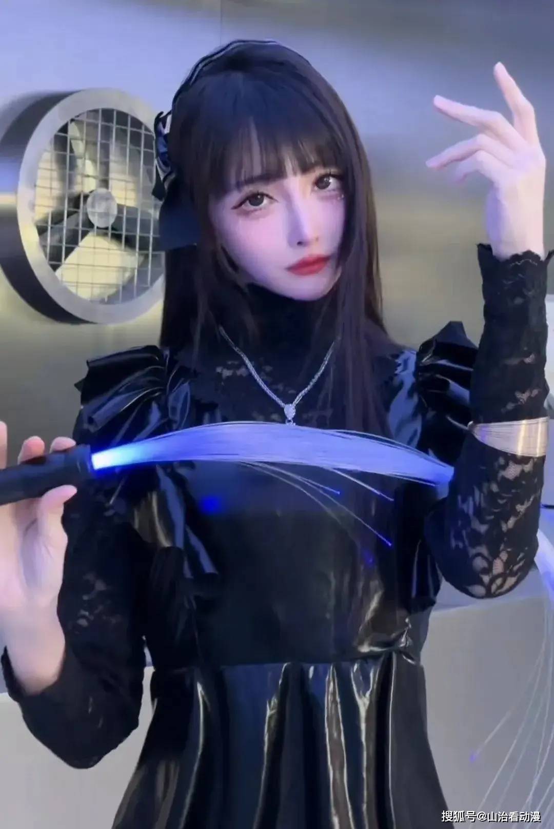 女网红cos卡尔蜜拉人间体,黑色蕾丝短裙美爆,大长腿神还原