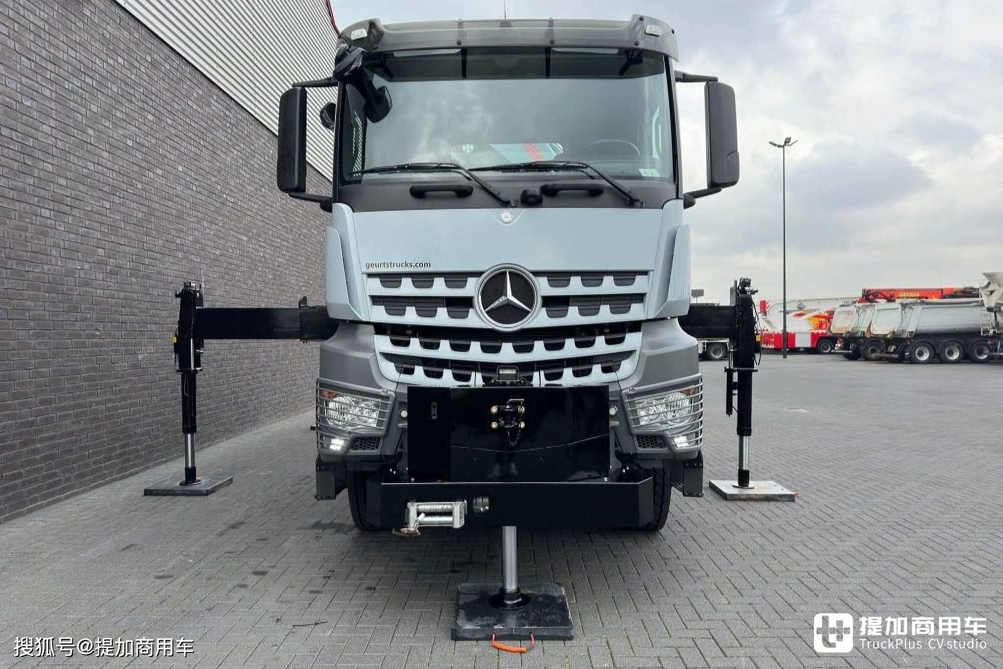 6x6全驱单腿驴,配随车吊为野外工程而生,这台奔驰arocs不一般