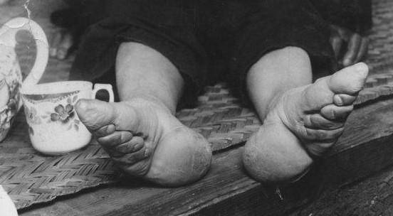 如今在一些偏远地区,我们还能一些缠足的老奶奶,他们都耄耋之年.