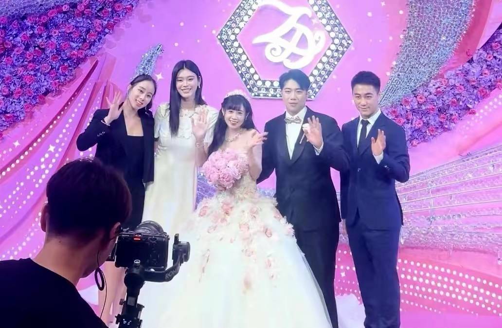 曝谢霆锋现身干女儿婚礼!当众与百亿富豪坐台阶上,已荣升为股东