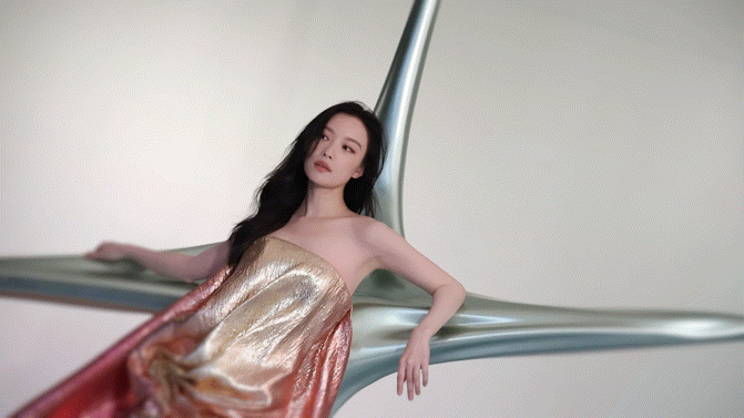 倪妮给手机做广告真敬业,人躺着把手机放胸口,粉丝称想变成手机