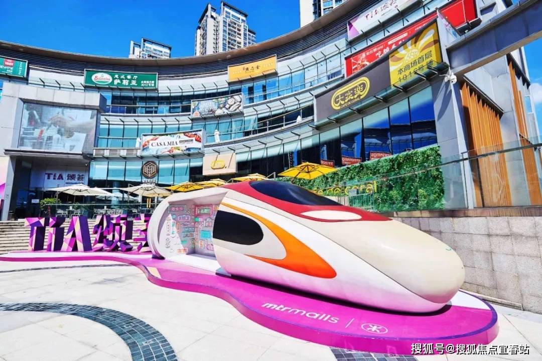 商圈方面:项目自身配建有2100㎡的商业,项目所靠近的龙胜地铁口汇聚了