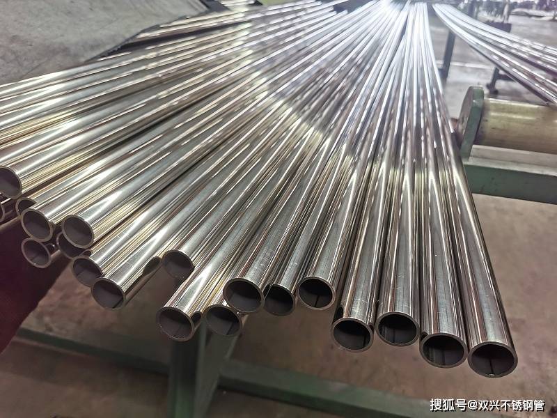 201不锈钢管的镍含量较低,一般在 3.5%-5.