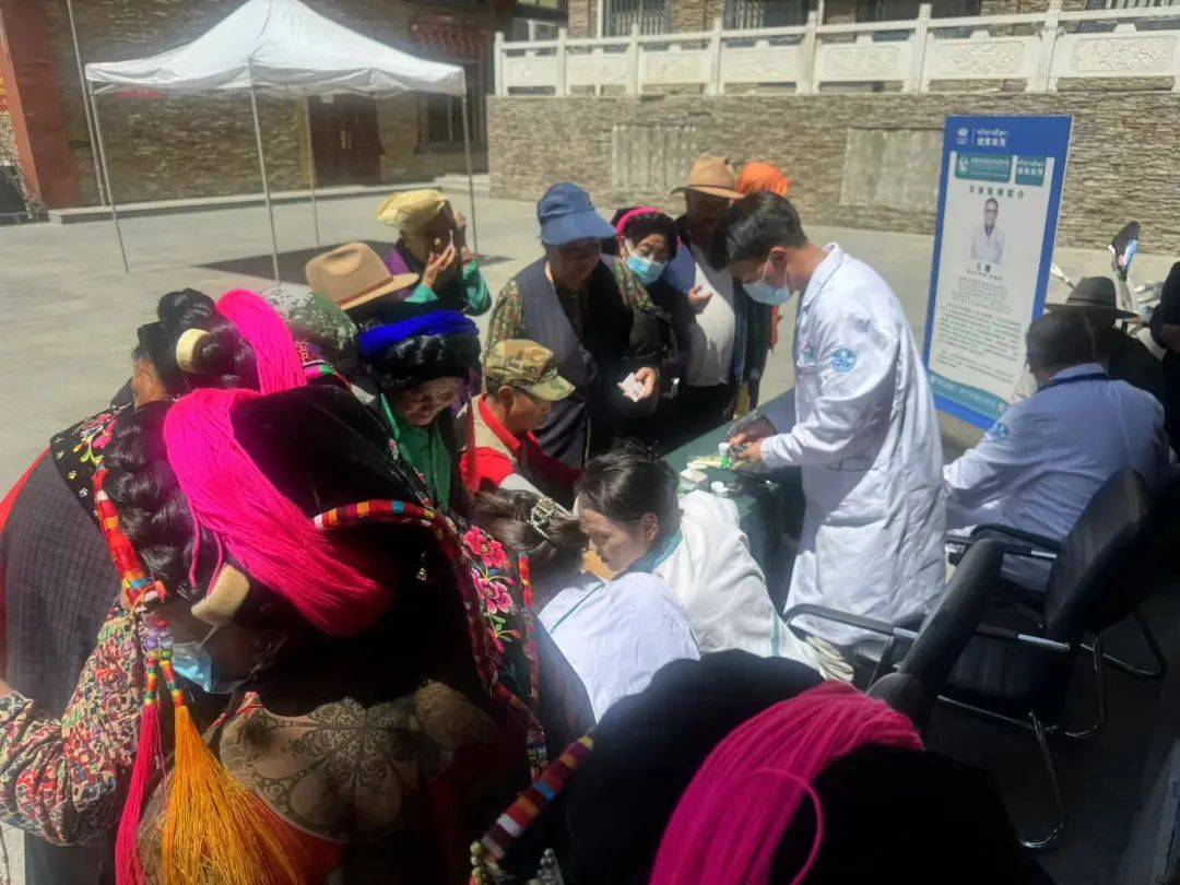 不上路途疲惫和高反带来的不适,小队成员下车便将设备,仪器搬上义诊台