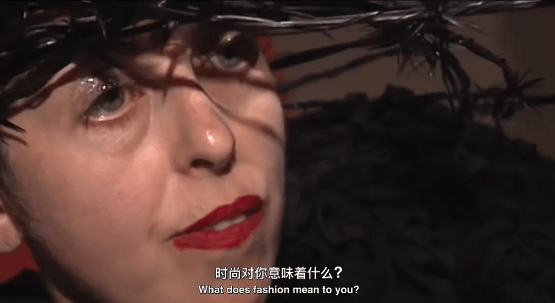 她的一生与孤独为伍,与死亡为邻,传奇又短暂,璀璨又悲凉.