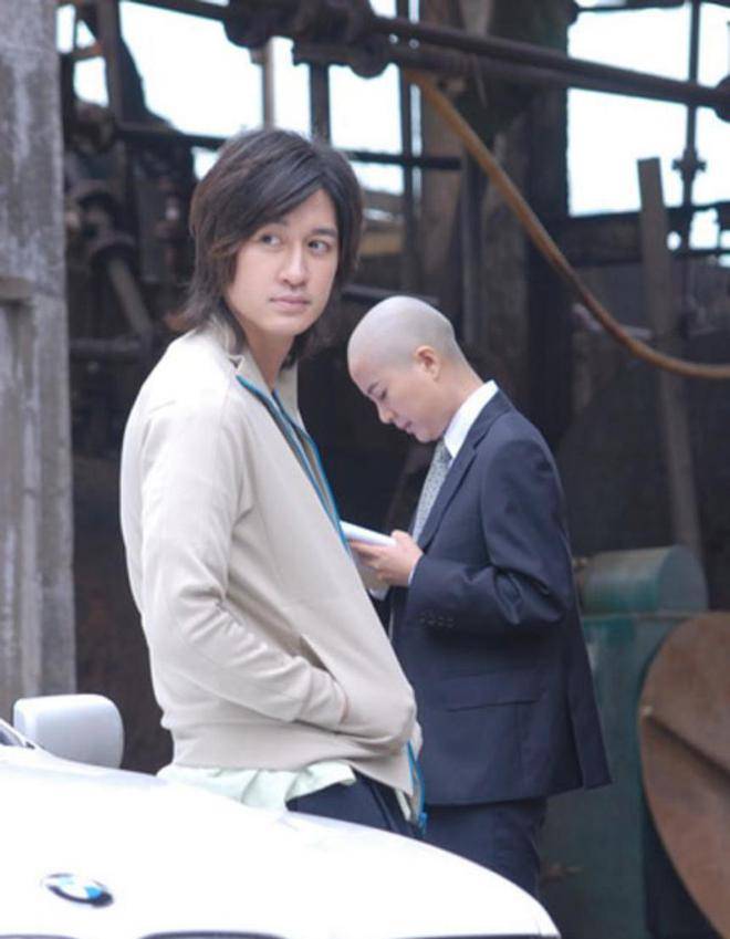 "花美男"唐治平:出道24年欠债20万,母亲绝望自杀,他拒认遗体