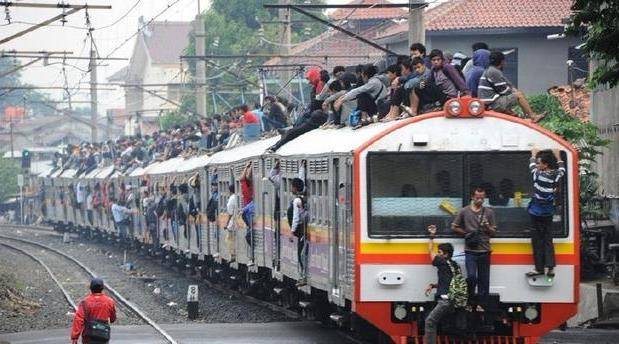 火车上,车厢顶上坐满了人,成为一种"南亚特色",虽然现在的印度铁路