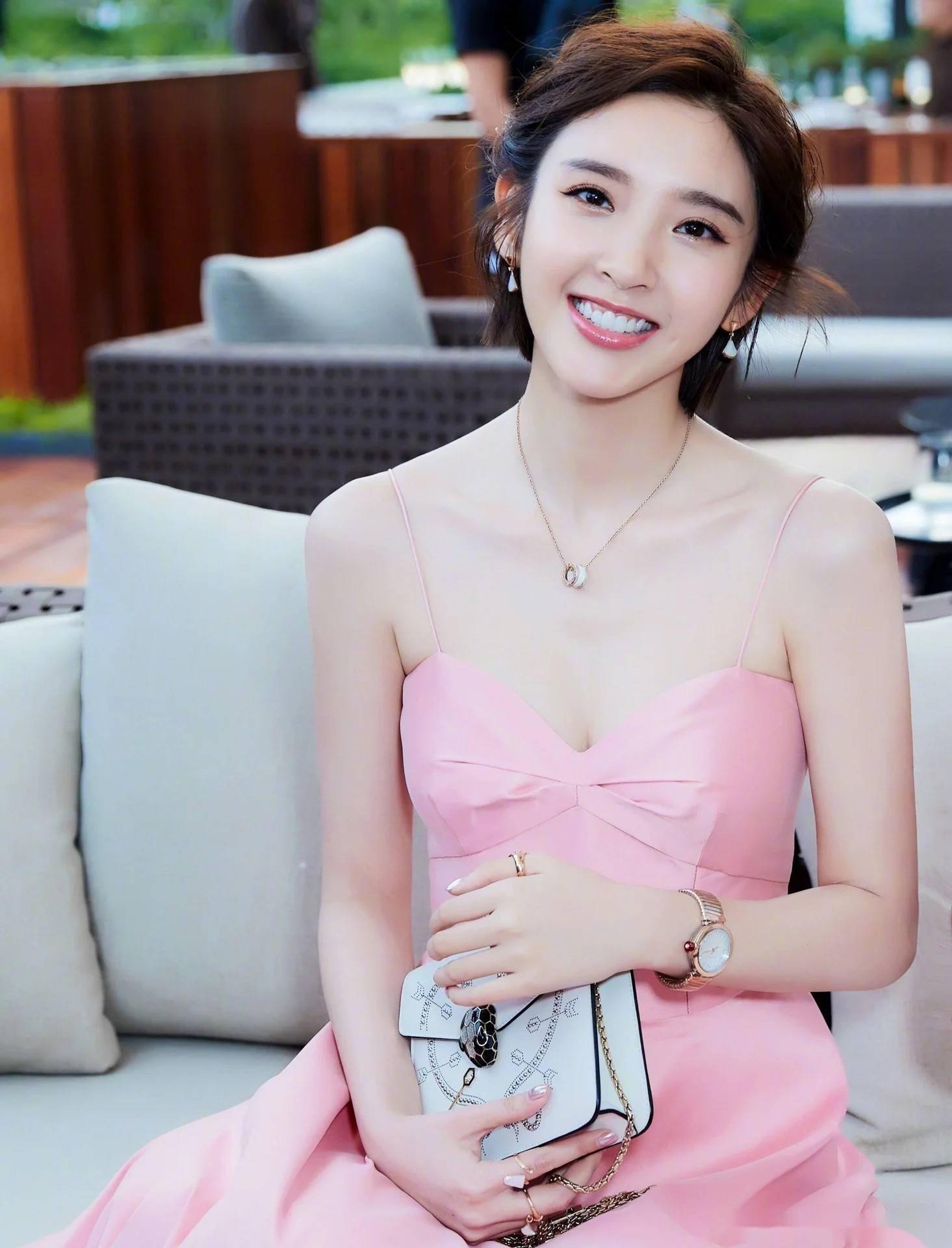 揭秘32岁唐艺昕的身材秘密,才华与性感碰撞,这谁抵挡得住?