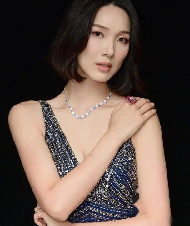 李亚男的华丽转身:身材恢复巅峰状态,美貌才华双丰收,这谁还能hold住!