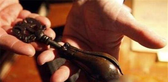 "椓杙其阴中,割其鼻唇,断其舌",再将尸体肢解,当众用毒药烹煮糜烂至尽