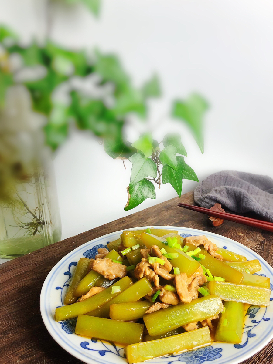 这种春天的千金菜,清脆多汁味清新,清淡浓郁两相宜,生熟皆可食_莴笋