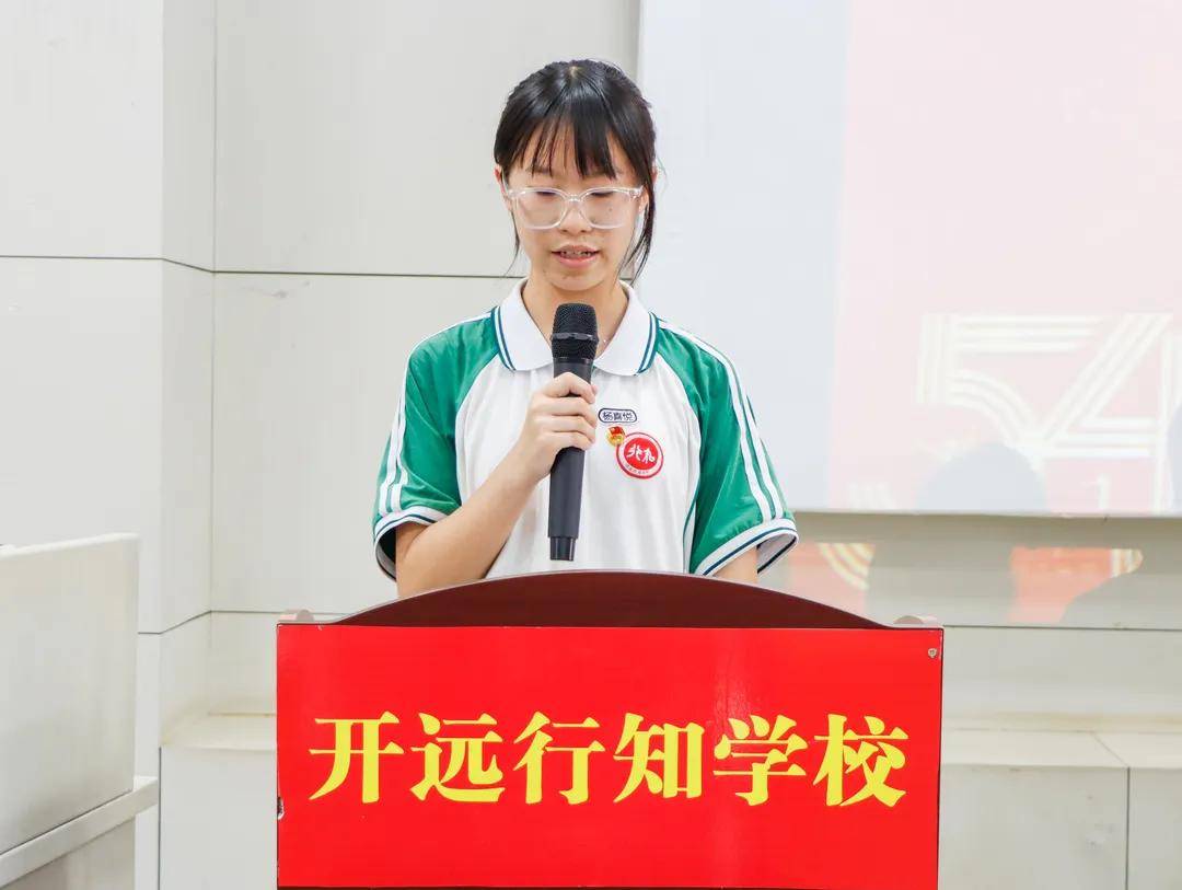 开远行知学校隆重举行"告别金色童年,放飞青春梦想"主题离队入团仪式