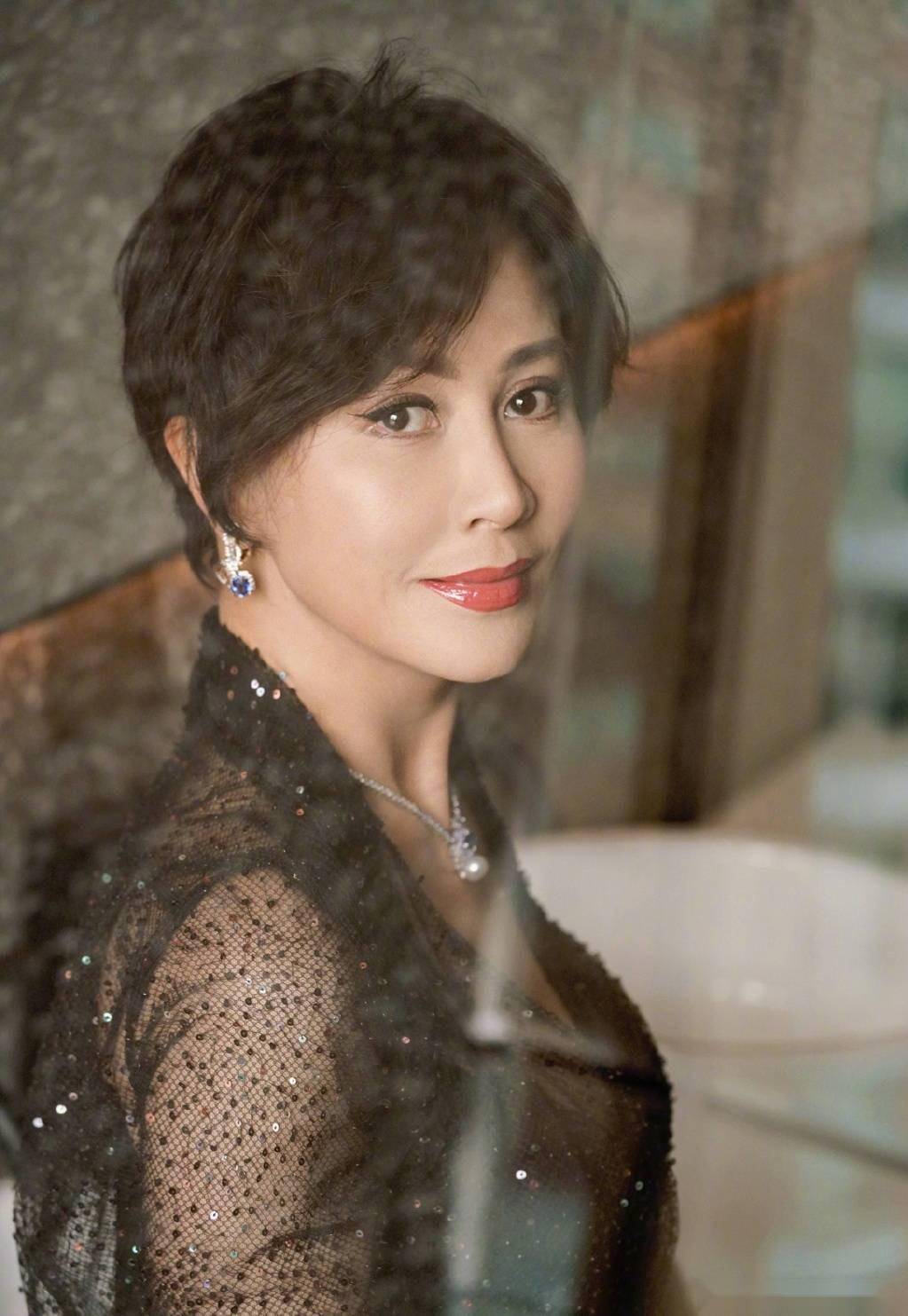 58岁刘嘉玲,魅力无限的性感女神!