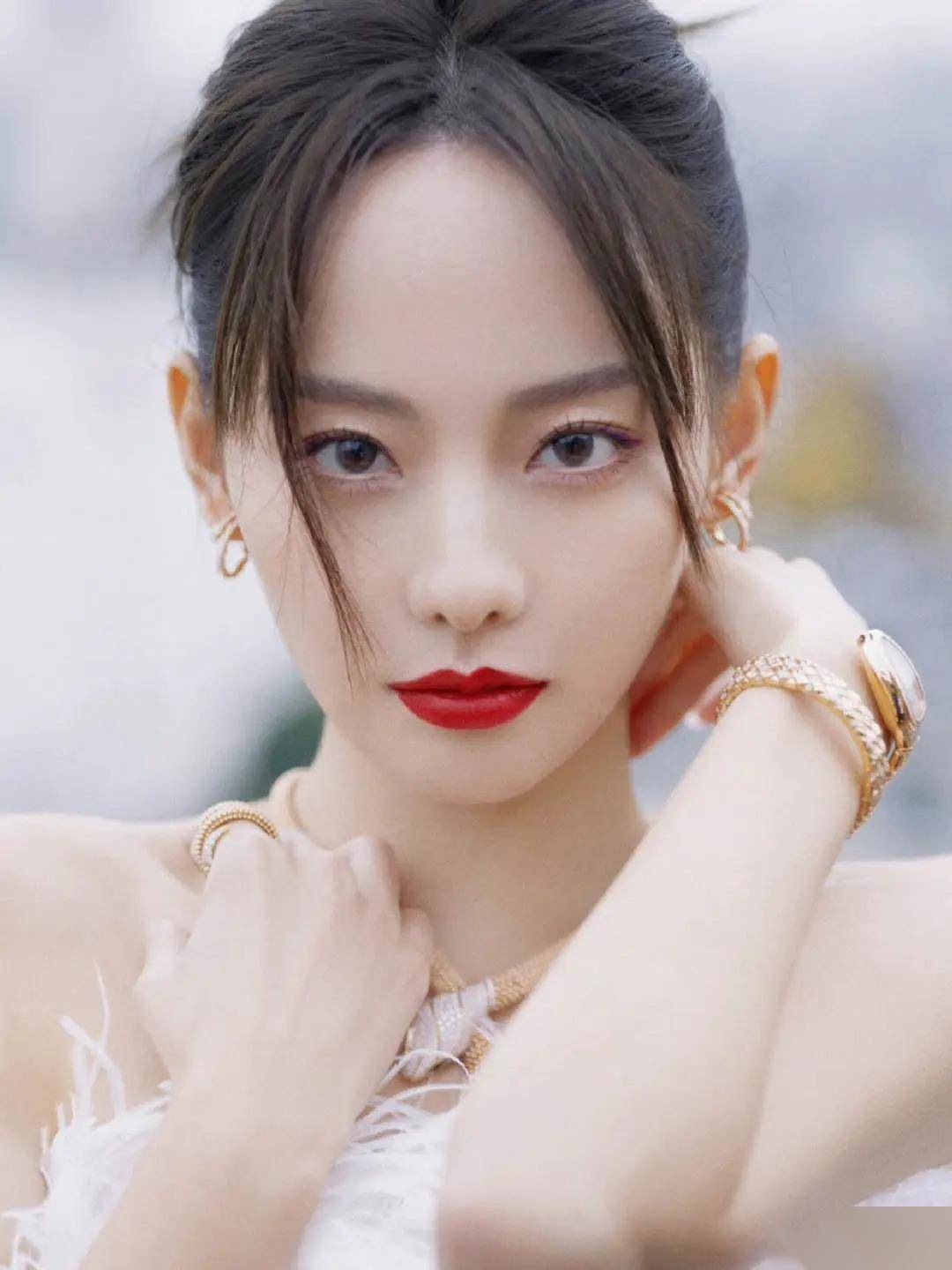 张嘉倪的魅力无法抵挡,写真中的她更是美得惊人!