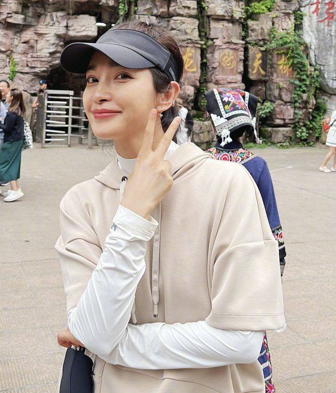 李冰冰带父母游张家界,51岁仍未结婚生子,妈妈白发苍苍老了好多