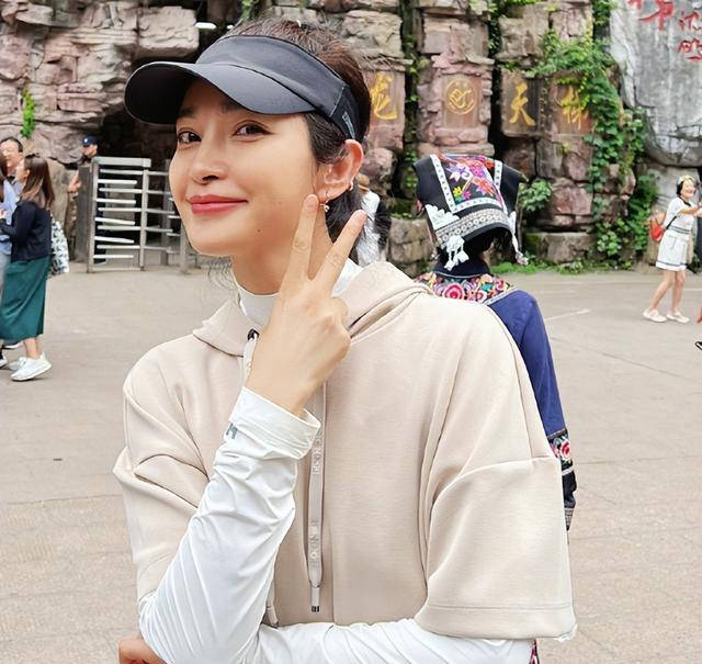 李冰冰带爸妈游张家界,网友发现颜值大变