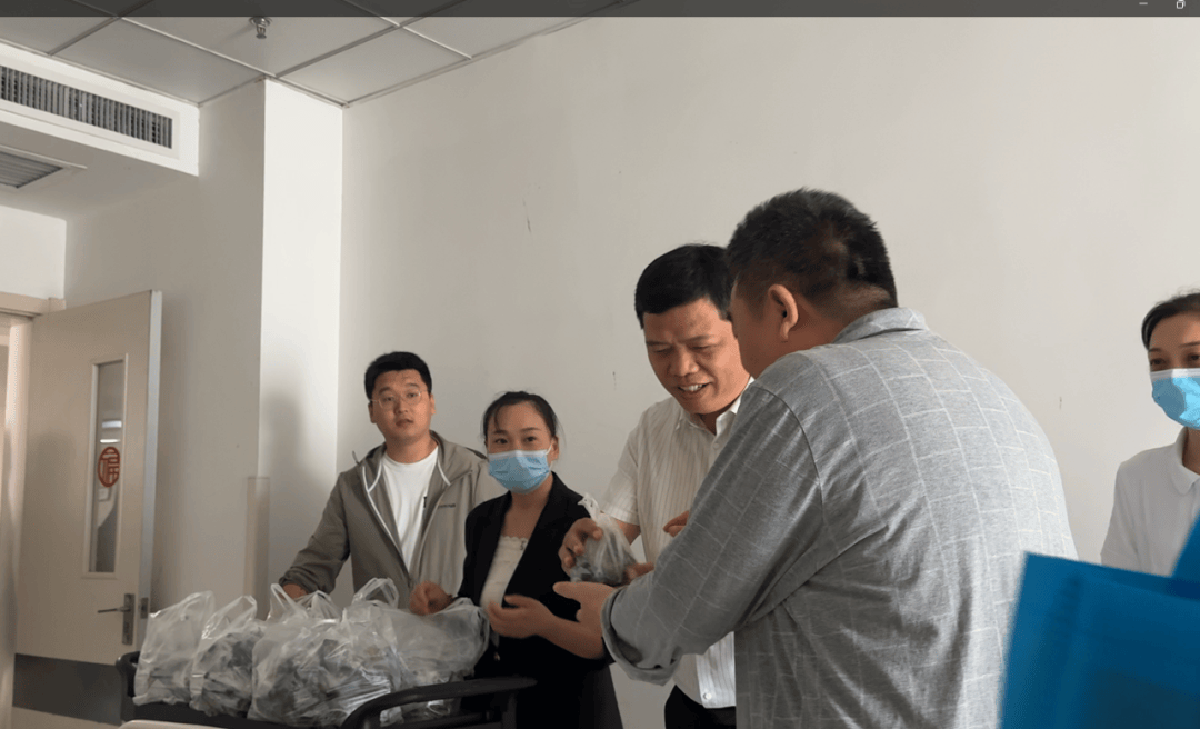 党群工作部部长孙新立以及医院餐厅职工在医护人员的带领下,带着新鲜