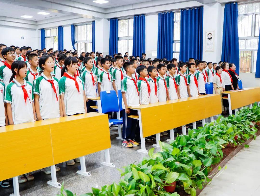 开远行知学校隆重举行"告别金色童年,放飞青春梦想"主题离队入团仪式