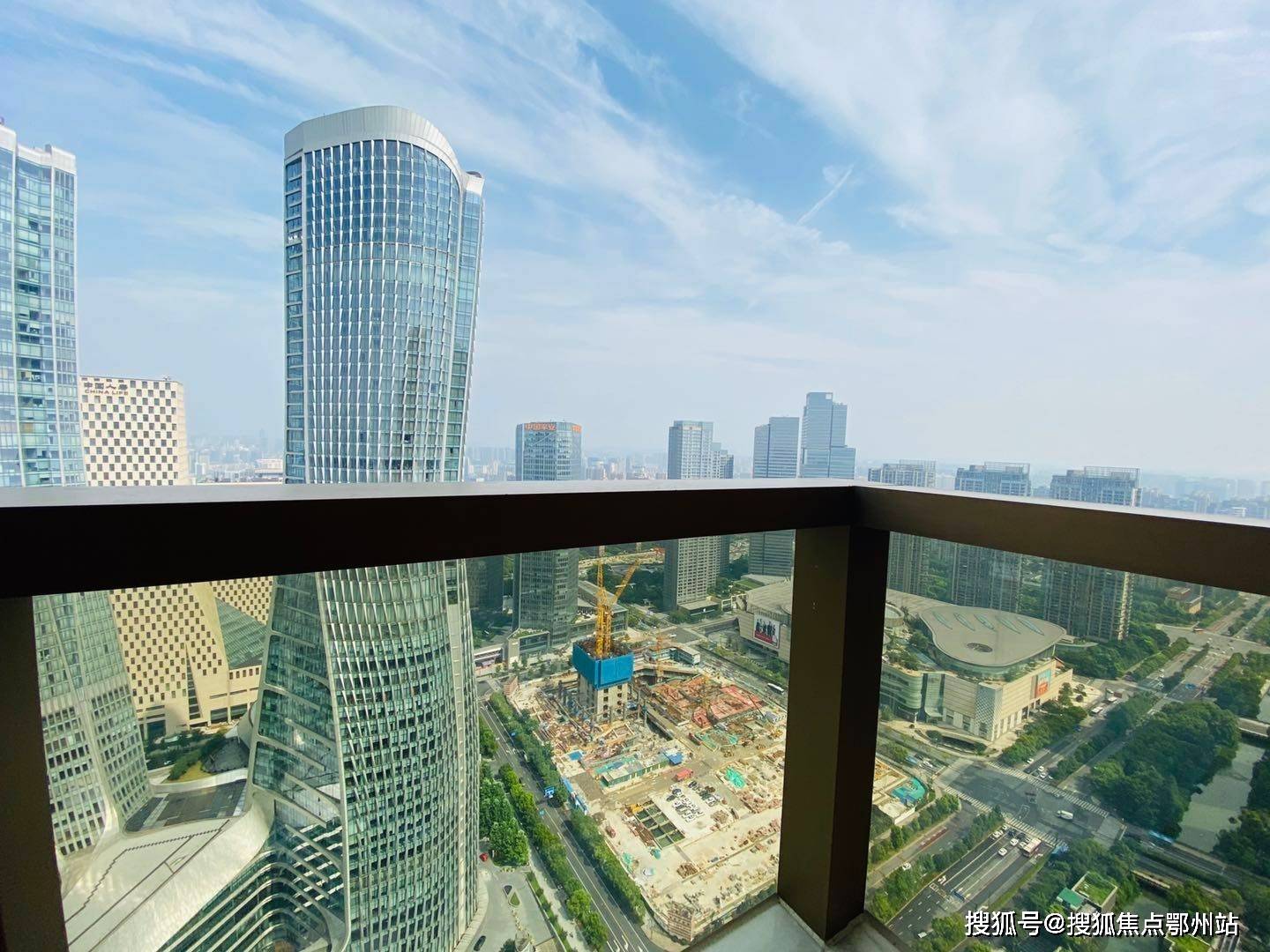 迪凯国际金座同步世界豪宅标准,创新户型设计;6,五星服务,白金管家:于