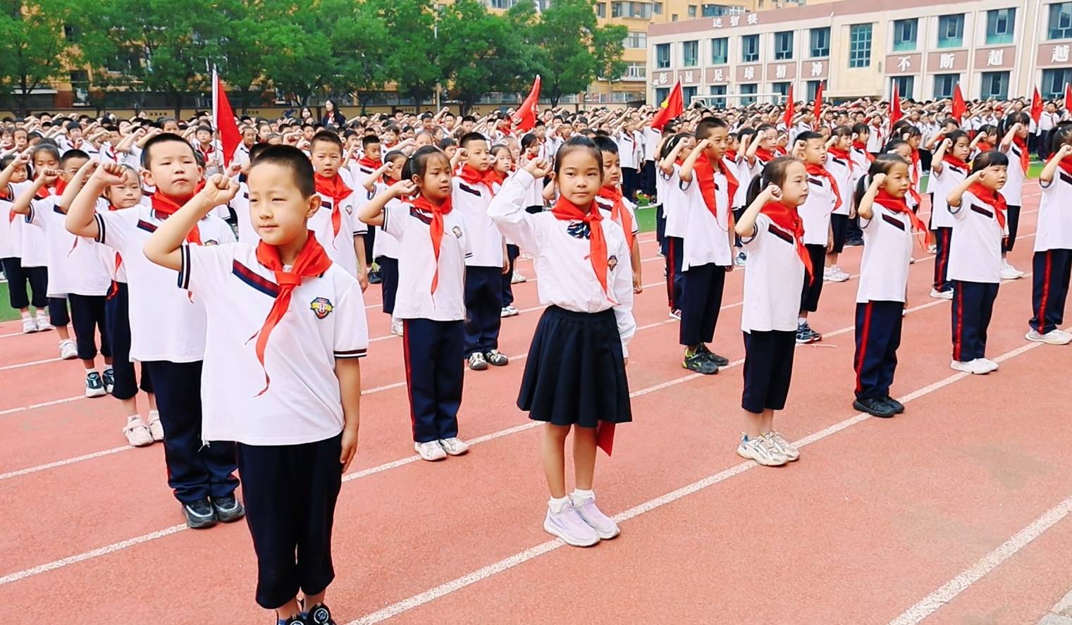 包头市青山区哈达道小学举行一年级新队员入队仪式暨少先队表彰活动
