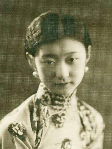 她一生不恋爱,不结婚,不工作,想嫁皇帝失败,结果寿至九十