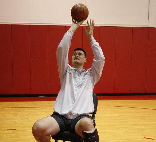 姚明在nba薪资中的身体代价:揭秘6亿工资背后的故事_训练_巅峰_膝盖