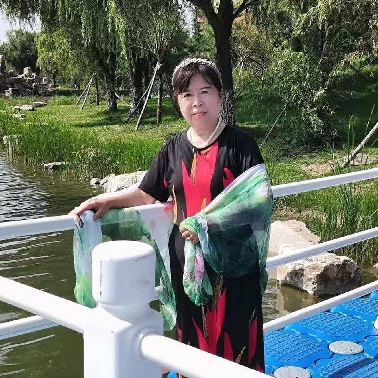 作者简介:张丽华,女,吉林白城人,大专文化,热爱生活,喜欢文学,已发表