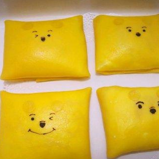 28,用融化的巧克力画维尼熊的五官表情.