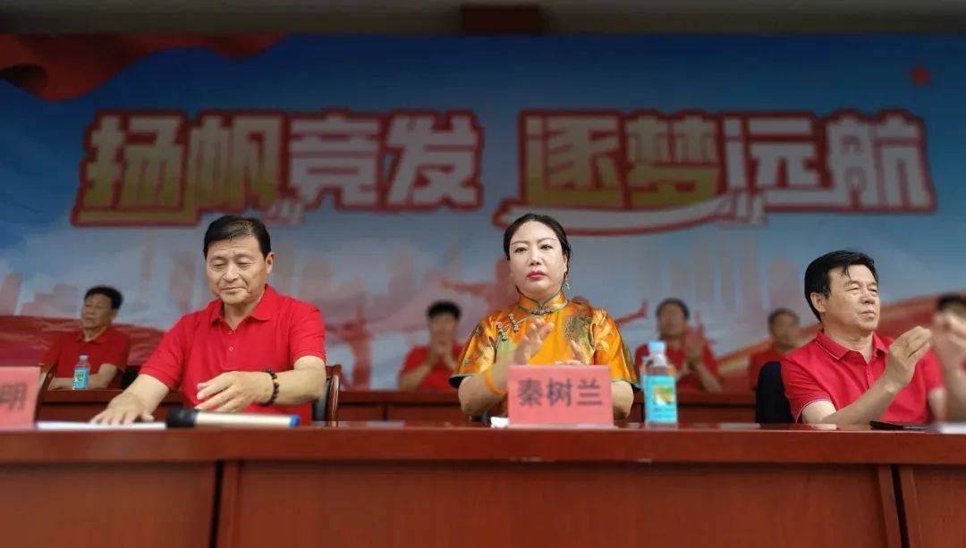 仪式由学校教育处主任高田主持,学校董事会董事长秦树兰,总经理褚文忠