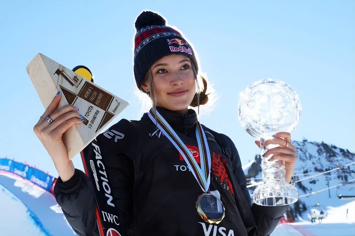 继赵露思后又一位中国人,谷爱凌现身法国传递奥运火炬