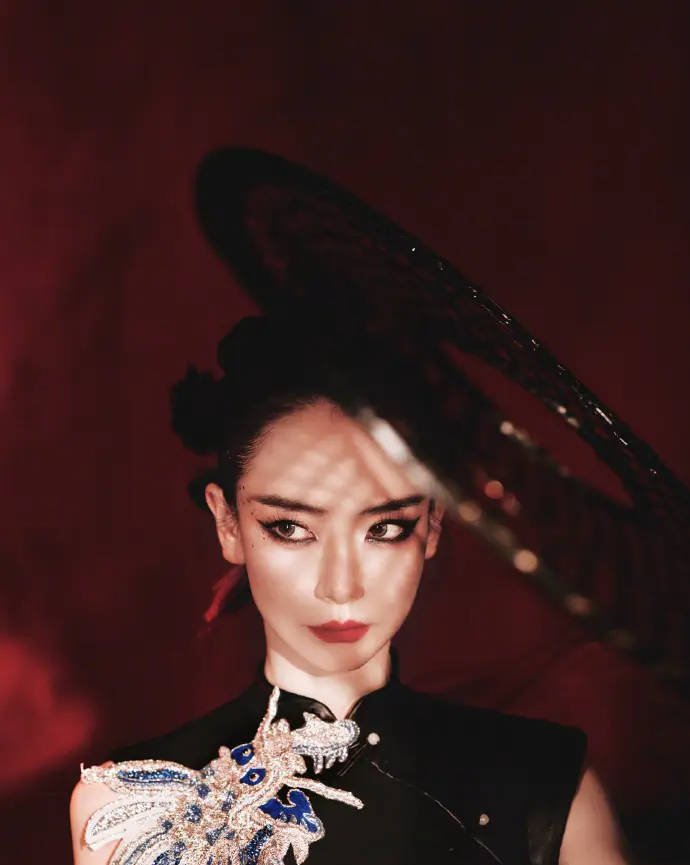 戚薇飒爽侠女亮相,执箭气场震撼全场,镂空旗袍尽显魅惑风情