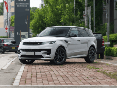 外观力量与优雅同在揽胜运动版的外观设计融合了力量与优雅,其家族式