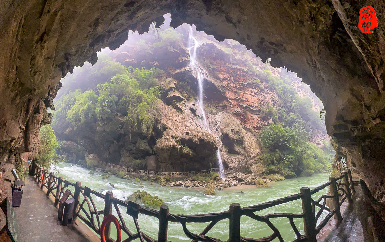 多彩贵州亲子游:马岭河峡谷,童声笑语与峡谷瀑布共绘欢乐诗画