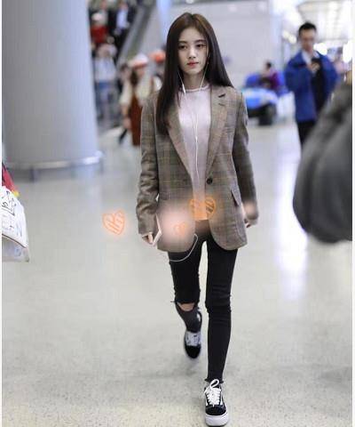 鞠婧祎就是"行走的衣架子",一身小西装太好看了,气质宛如仙女