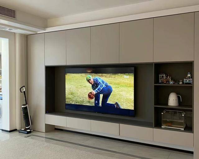 二是如果客厅空间较大,也可以将电视墙设计成储物柜
