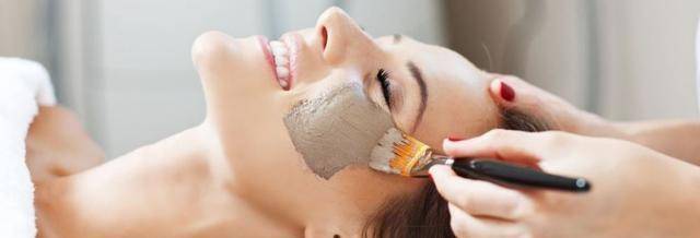 的,比如说堆积了皮肤分泌的油脂,代谢的垃圾,灰尘,电脑辐射颗粒等等