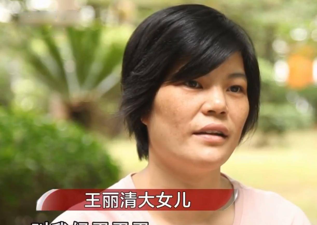 黄文娟天不怕地不怕的撒泼模样,激怒了王丽清,她手一伸,抓着大女儿从