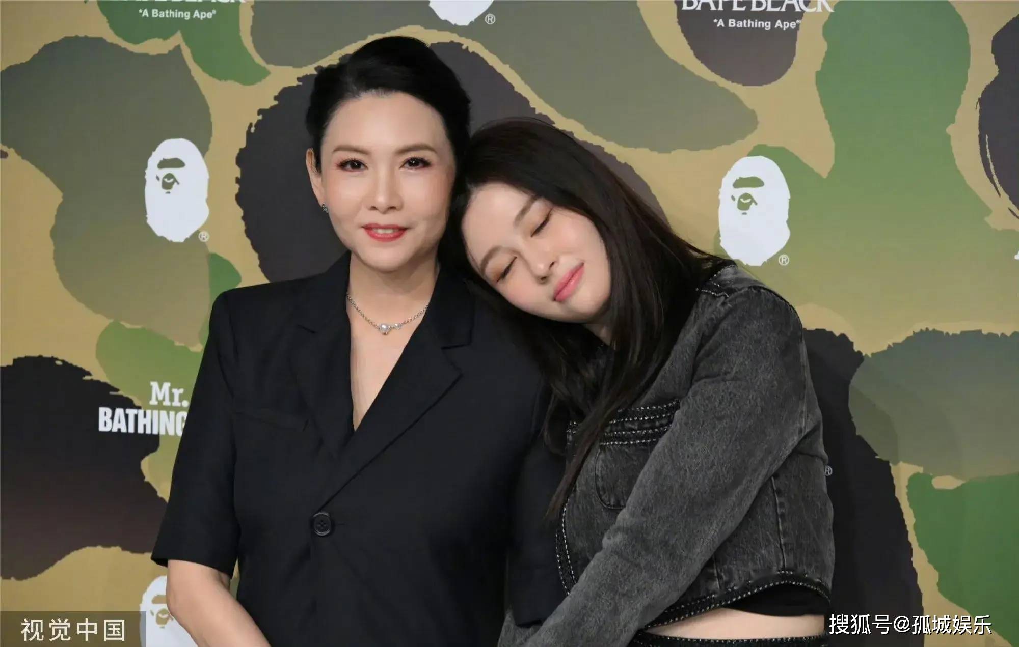 邱淑贞和女儿沈月同框,邱淑贞紧张了!沈月走秀,何超欣台下看秀