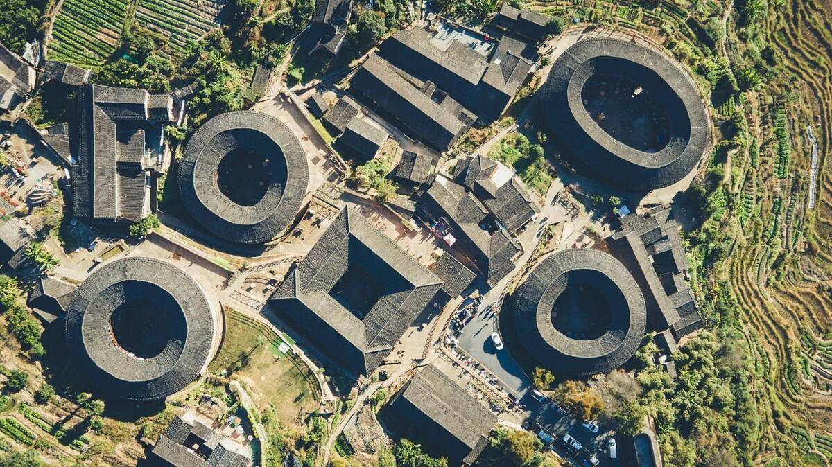 田螺坑土楼群由一座方楼,三座圆楼,一座椭圆楼组成,方形的步云楼居中