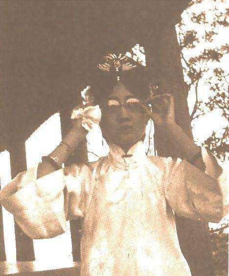 中国最后一位皇后有多漂亮?墨镜照勾人摄魄,抽烟照妩媚迷人