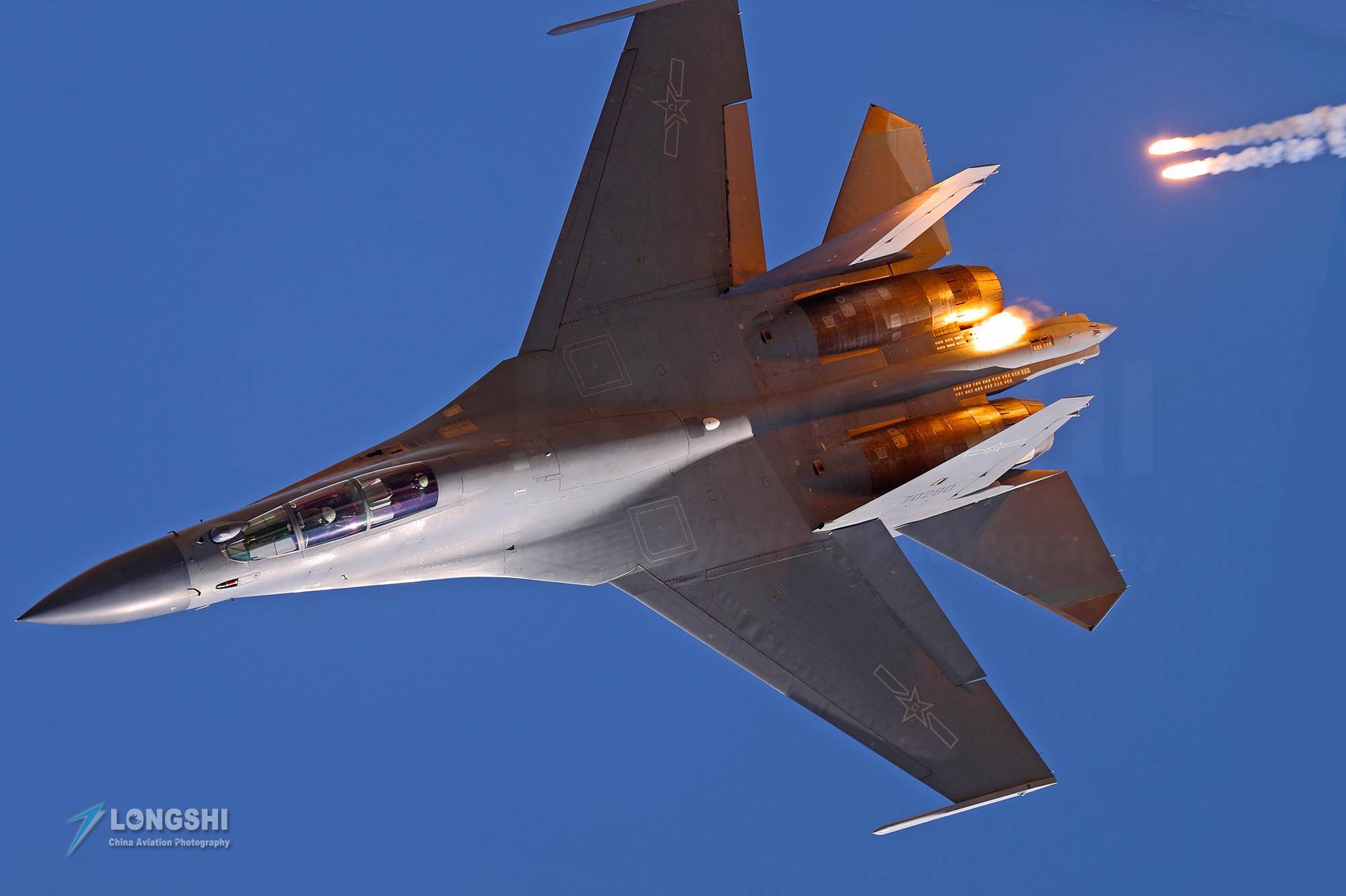 美军"超级大黄蜂"挂上舰空导弹,是创新还是无奈?