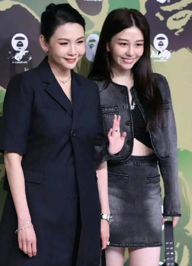 56岁邱淑贞和女儿合体亮相,风姿绰约气场全开,母女俩共用一张脸